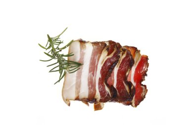 İtalyan jambonu mu İspanyol jamonu mu? Beyaz arka planda izole edilmiş kurutulmuş et.