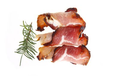 İtalyan jambonu mu İspanyol jamonu mu? Beyaz arka planda izole edilmiş kurutulmuş et.