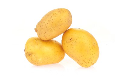 Beyaz arka planda patatesler
