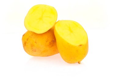 Beyaz arka planda patatesler