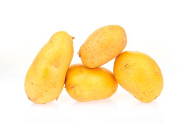 Beyaz arka planda patatesler