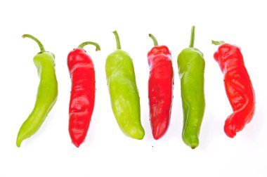 Yeşil biberin beyaz arka planında izole edilmiş 