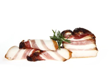 İtalyan jambonu mu İspanyol jamonu mu? Beyaz arka planda izole edilmiş kurutulmuş et.