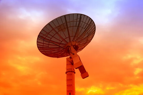 電波望遠鏡観測所のシルエット — ストック写真
