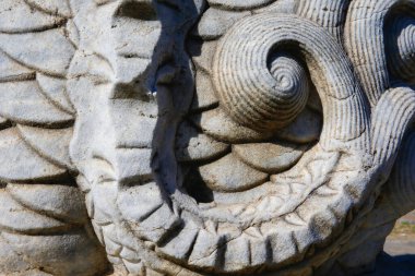 Taşın üzerindeki eski bir süs. Yakın plan dikişsiz doku. Taş dokusu. Taştaki desen. Kabartmalı desen.