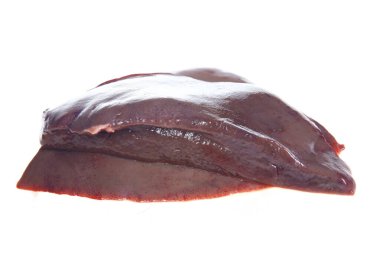 Beyaz arka planda taze domuz ciğeri.