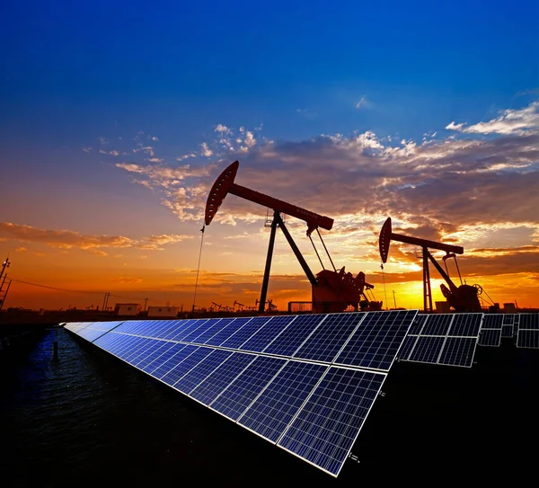 Oljepump Med Solpaneler Industriell Utrustning — Stockfoto