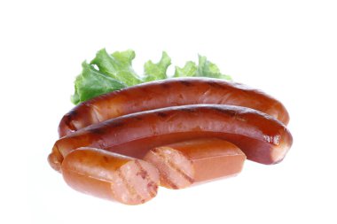 Beyaz arka planda izole edilmiş sosisler.