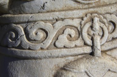 Taşın üzerindeki eski bir süs. Yakın plan dikişsiz doku. Taş dokusu. Taştaki desen. Kabartmalı desen.
