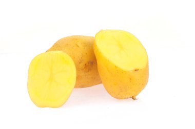 Beyaz arka planda patatesler