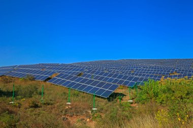 Yamaçtaki güneş panelleri