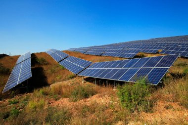 Yamaçtaki güneş panelleri
