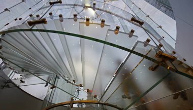 Modern cam merdiven siluet yürüyen insanların shanghai Çin.