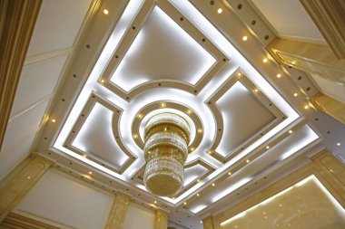 Otel özelliklerindeki tavan lambasında damlalar var. 