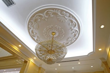Otel özelliklerindeki tavan lambasında damlalar var. 