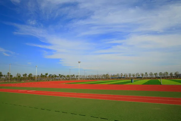 スタジアムの背景と青空白雲 — ストック写真