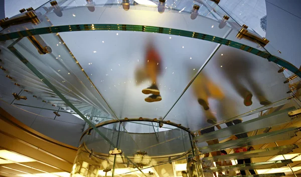 Escalera Cristal Moderna Silueta Caminar Personas China Shanghai —  Fotos de Stock