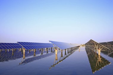 Sudaki güneş fotovoltaik panelleri ve güneş fotovoltaik enerji üretim sistemi