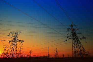 Pylon, yüksek voltajlı kule gökyüzü arka planı.