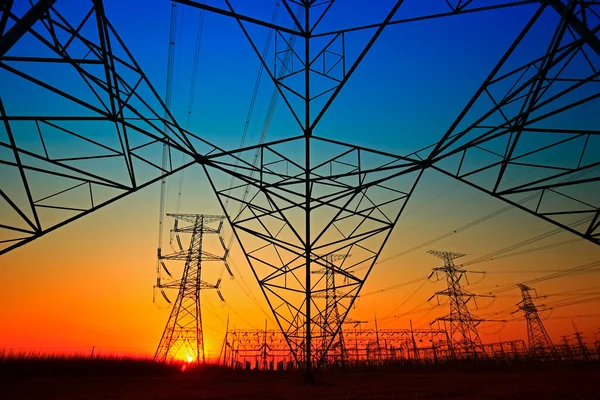 Pylon, yüksek voltajlı kule gökyüzü arka planı.