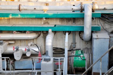 Petrokimya fabrikası ekipman boruları ve vanaları