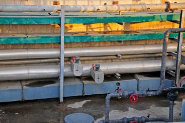 Petrokimya fabrikası ekipman boruları ve vanaları