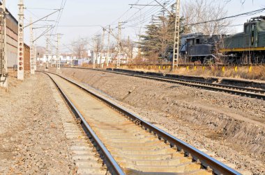 Ana hatta katılımlar ve kavşaklar olan demiryolu rayları.