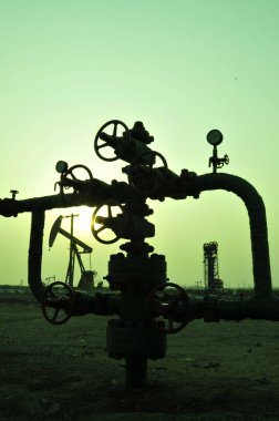 Petrol sondaj boruları ve vanalar. 