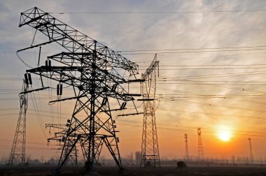 Yüksek voltajlı elektrik kulesi hattı