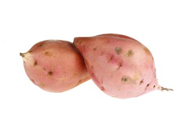 Beyaz arka planda olgun tatlı patatesler