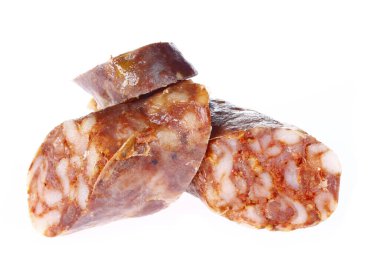 Beyaz arka planda izole edilmiş sosisler.