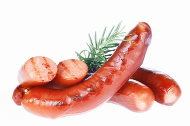 Beyaz arka planda izole edilmiş sosisler.