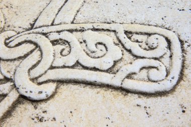 Taşın üzerindeki eski bir süs. Yakın plan dikişsiz doku. Taş dokusu. Taştaki desen. Kabartmalı desen.