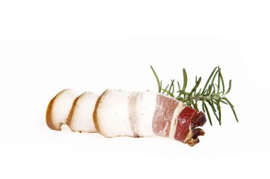 İtalyan jambonu mu İspanyol jamonu mu? Beyaz arka planda izole edilmiş kurutulmuş et.