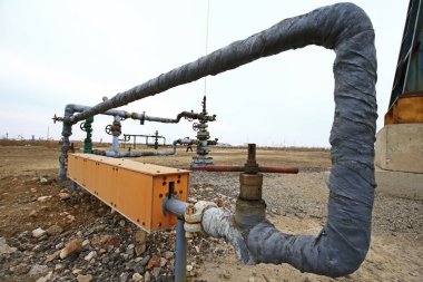 Yağ boruları ve vanalar.