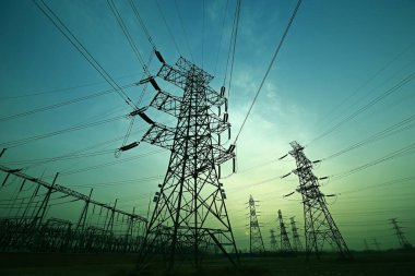 Pylon, yüksek voltajlı kule gökyüzü arka planı.
