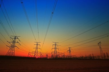 Pylon, yüksek voltajlı kule gökyüzü arka planı.