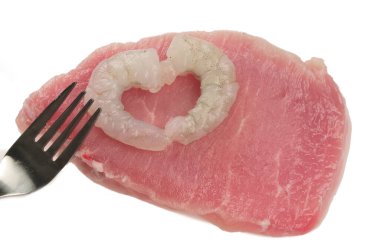 Beyaz arka planda taze çiğ domuz eti.