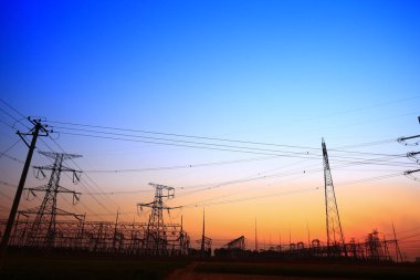 Elektrik kulesi gün batımında.