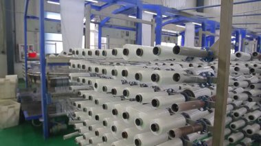 Ambalaj çantası üretim atölyesi, dokuma kemeri, tekstil makinelerinin ve ekipmanların rotasyonu