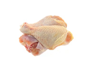 Beyaz arka planda çiğ tavuk bacağı.