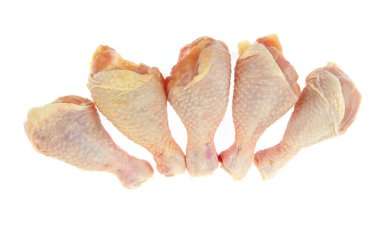 Beyaz arka planda çiğ tavuk bacağı.