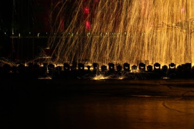 Erimiş çelikten kıvılcımlar,