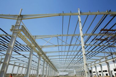 İnşaat alanında, çelik yapı yapım aşamasında