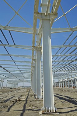 İnşaat alanında, çelik yapı yapım aşamasında