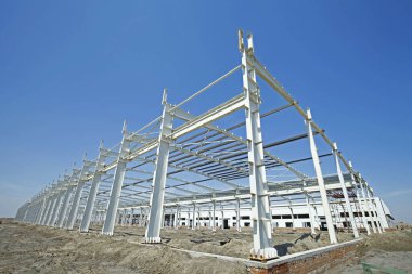 İnşaat alanında, çelik yapı yapım aşamasında
