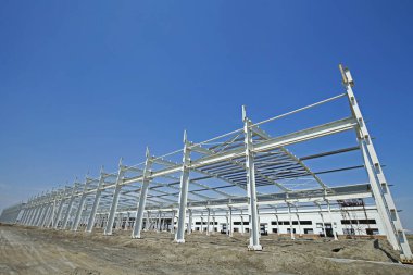 İnşaat alanında, çelik yapı yapım aşamasında
