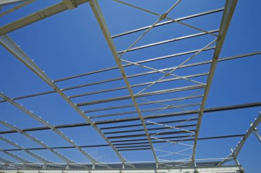 İnşaat alanında, çelik yapı yapım aşamasında