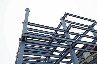 İnşaat alanında, çelik yapı yapım aşamasında.