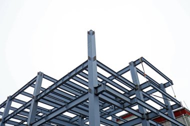 İnşaat alanında, çelik yapı yapım aşamasında.